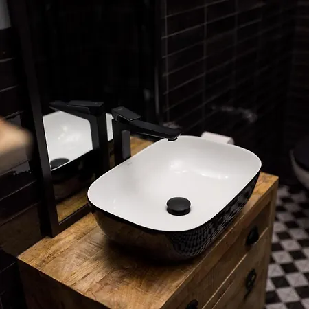 Art Z Bezplatnym Miejscem Postojowym W Hali Garazowej