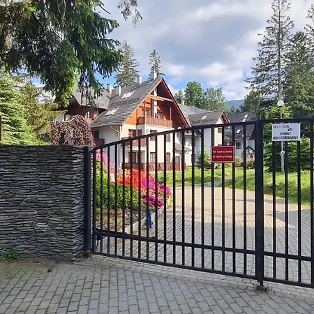 Art Z Bezplatnym Miejscem Postojowym W Hali Garazowej カルパッチ